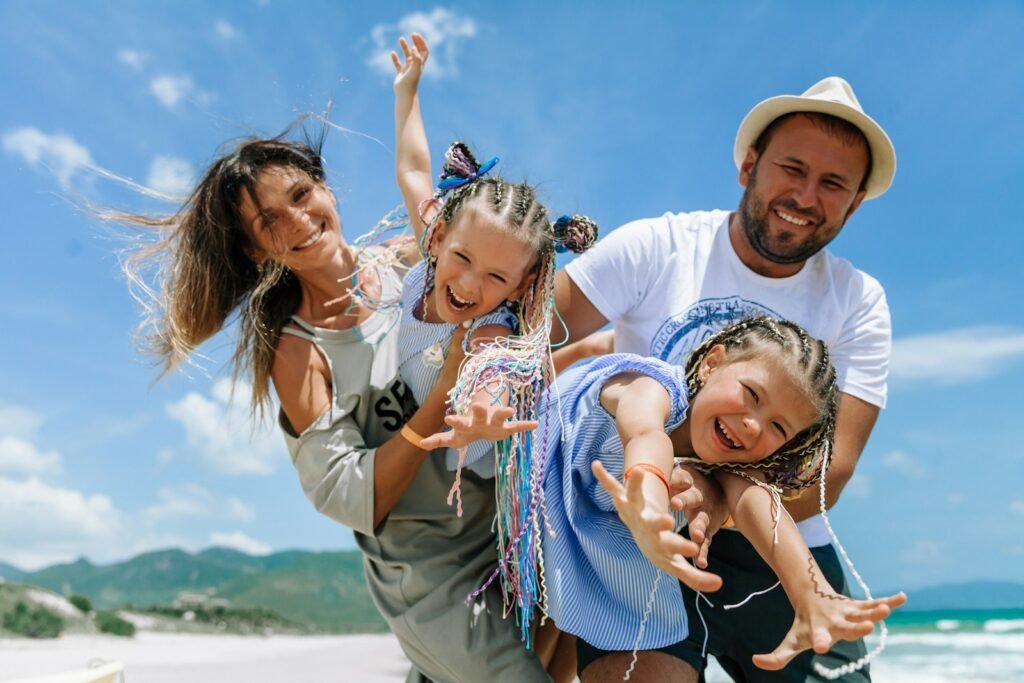 Familia sonriente en la playa, salud bucodental en Las Palmas de Gran Canaria